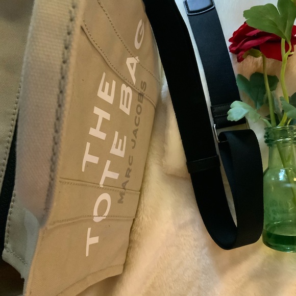 Marc Jacobs Cream Interior Tote - Picture 5 of 11